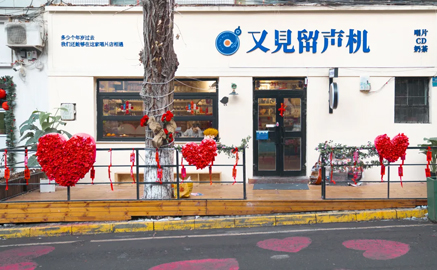 人民网发布了一篇稿件：《乌鲁木齐，建议重玩！》